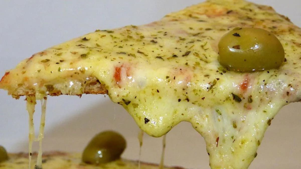 Pizza con salsa chimichurri. Foto: gentileza Uno
