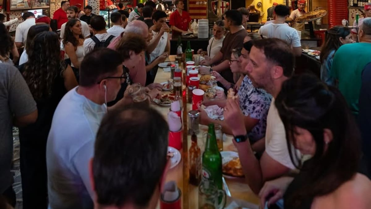 Güerrín alcanzó un récord histórico: cuánto cuesta comer de parado en la pizzería más famosa