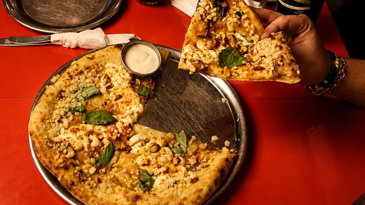 Dónde comer pizza en Buenos Aires: un restaurante ofrece menú para dos personas por $50.000 durante junio 2026
