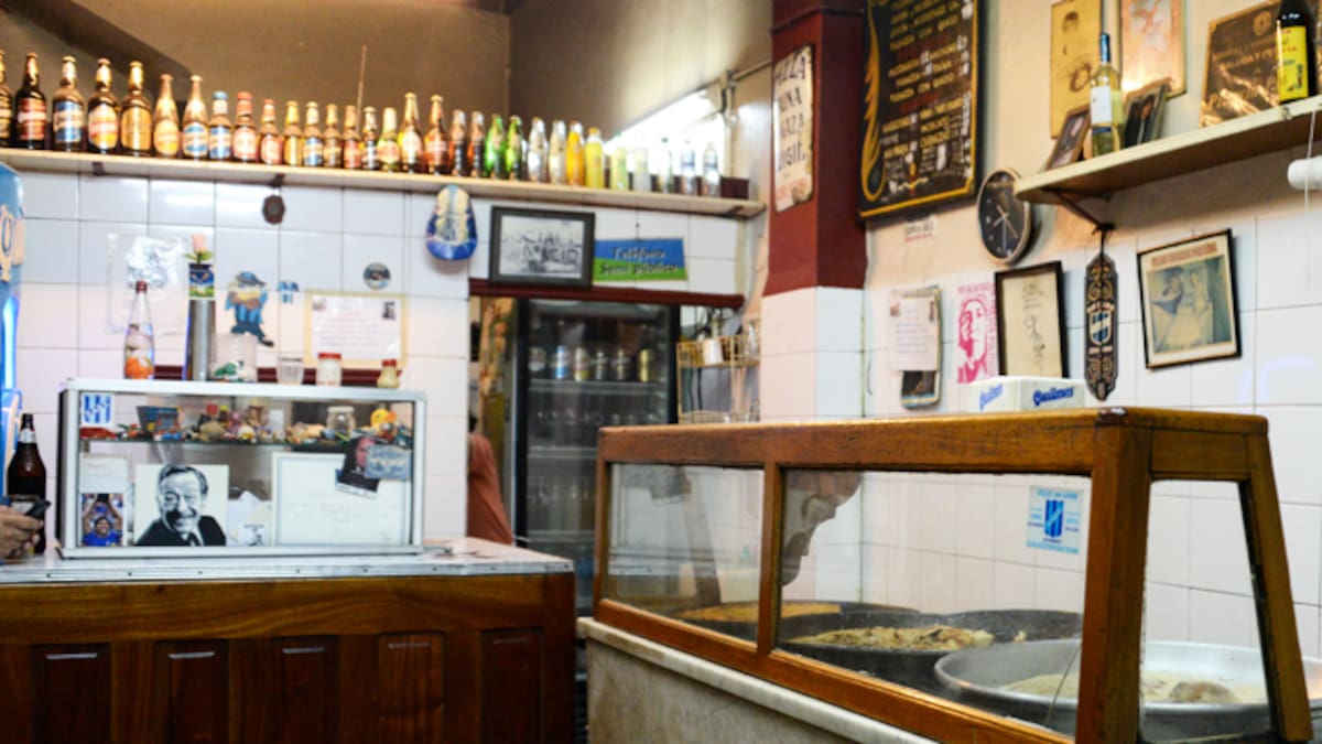 La pizzería porteña que tiene más de 90 años, cocina la mejor pizza al molde y sorprende con su fainá gigante