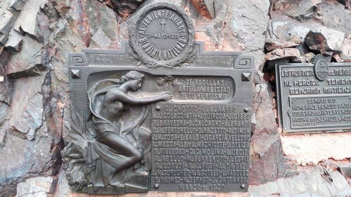Placa en honor a Matienzo en el lugar donde se encontró su cuerpo