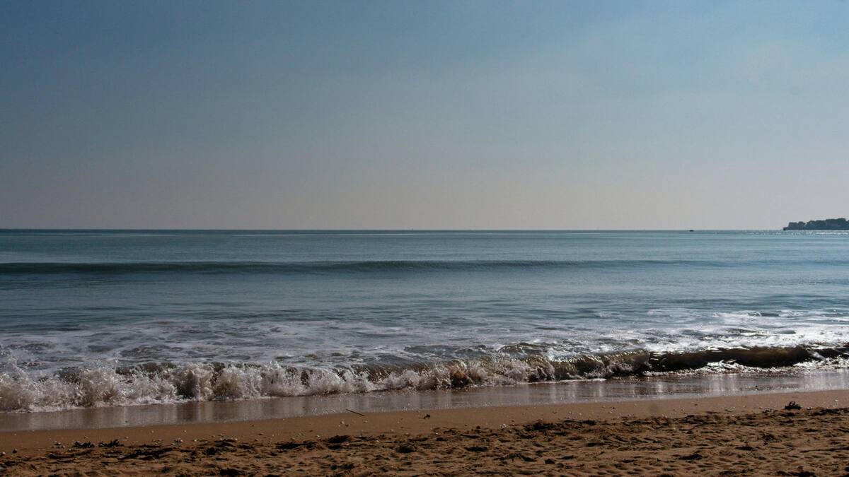 Playa, mar, arena. Foto: Pexels.