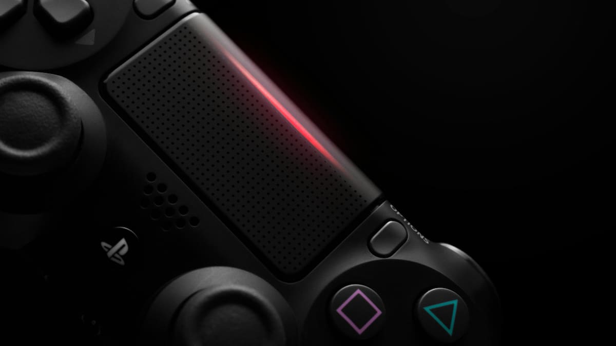 El icónico control o "joystick" de la PlayStation. Foto: Unsplash.