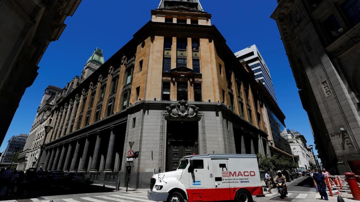 Unificar el mercado cambiario, la sugerencia de la calificadora Moody’s para Argentina