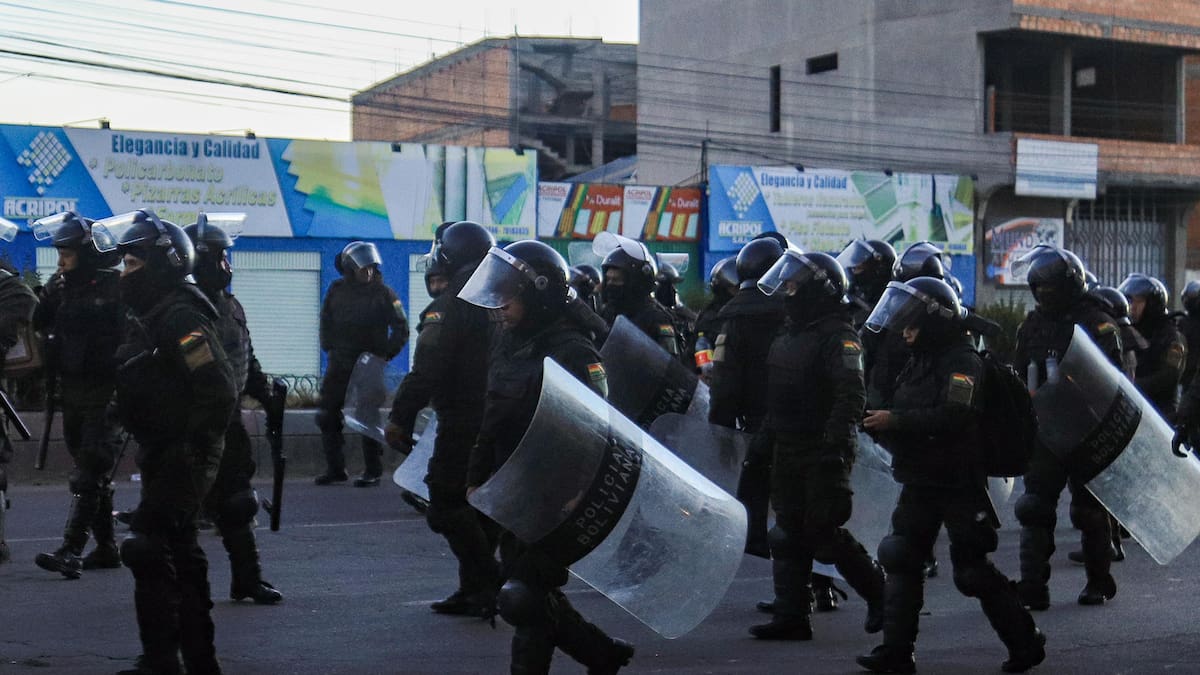 Máxima tensión en Bolivia: la Policía busca liberar rutas bloqueadas mientras se multiplican las protestas contra Rodrigo Paz