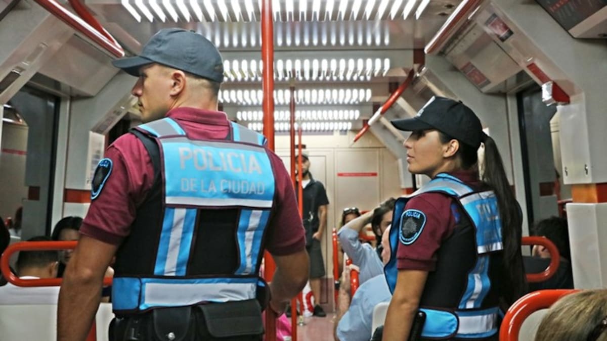 OFICIAL | La Policía podrá pedirte el DNI en subtes y trenes: qué pasa si no lo tenés y cuáles son tus derechos