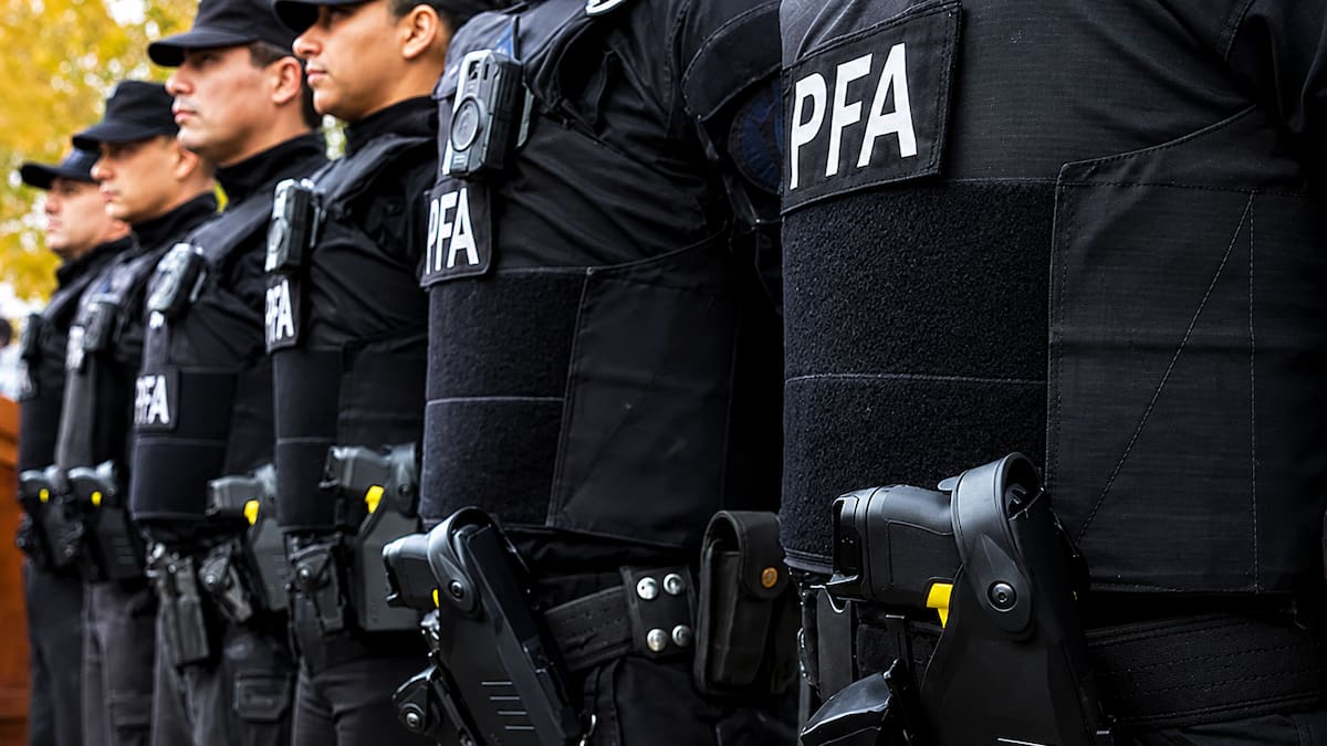 Salarios de la Policía Federal y la Policía Bonaerense: cuánto cobra cada cargo y cómo influye la antigüedad