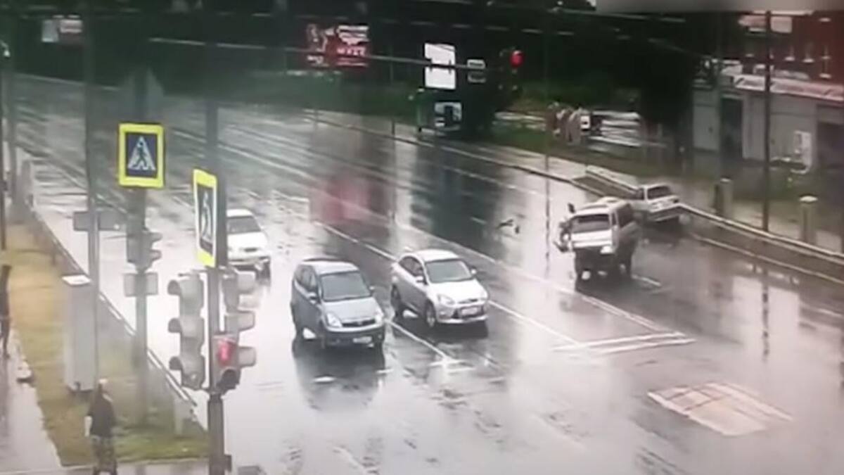 VIDEO: policía héroe salvó a niño de morir aplastado tras un accidente de tránsito