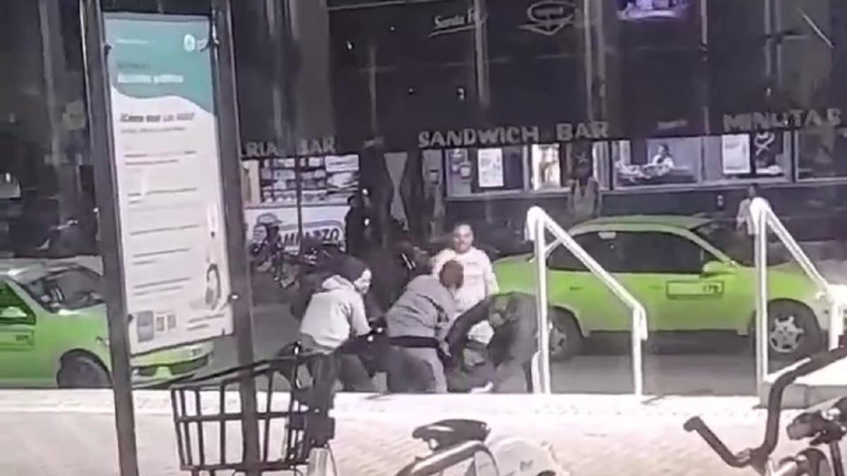 Policías a las piñas en Santa Fe. Foto: captura