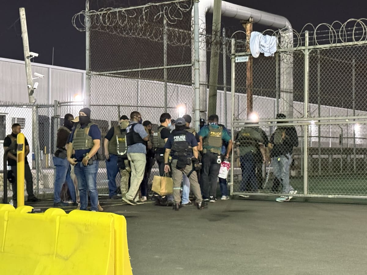 Policías ingresando a la prisión tras los disturbios. Foto: X unityoffields.