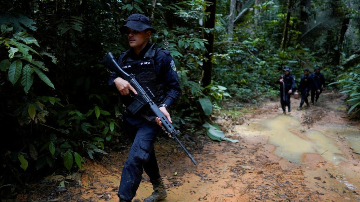 Policías militares y agentes del ICMBio (Instituto Chico Mendes para la Conservación de la Biodiversidad) buscan madereros ilegales. Foto: Reuters.