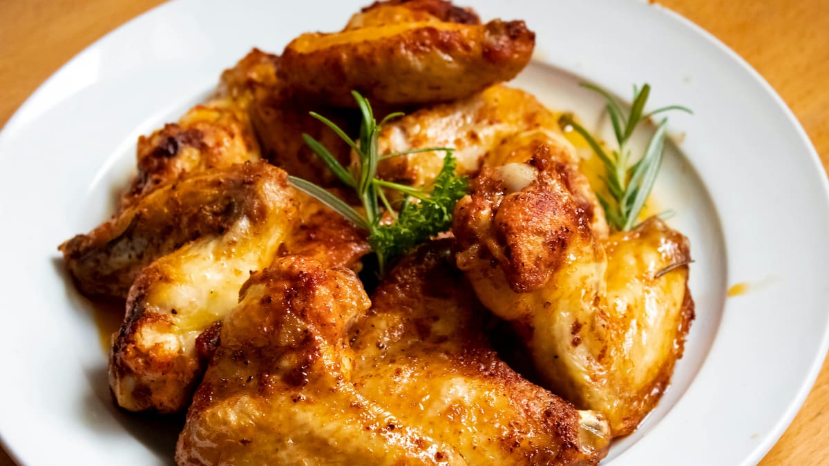 Dos chefs Michelin coinciden: “Para que el pollo asado quede mucho más jugoso, hay que cocinarlo antes en leche”