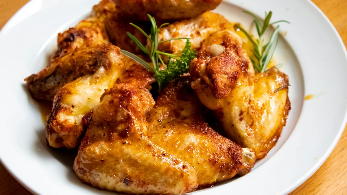 Dos chefs Michelin coinciden: “Para que el pollo asado quede mucho más jugoso, hay que cocinarlo antes en leche”