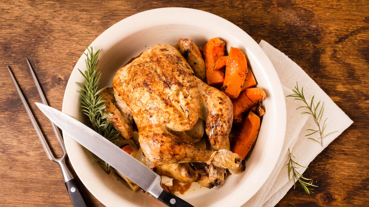 Pollo asado con verduras y especias