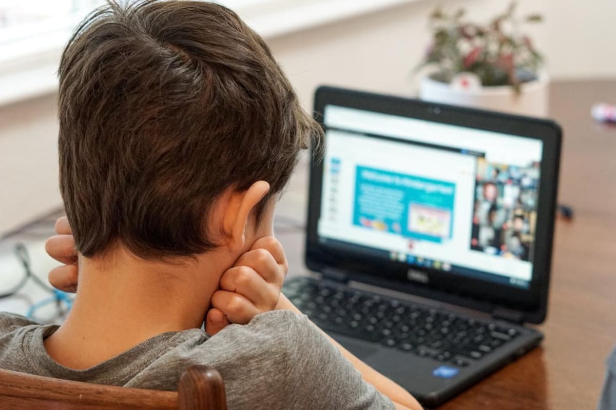 Por mes, dos millones de menores ven porno en Francia. Foto: Unsplash.