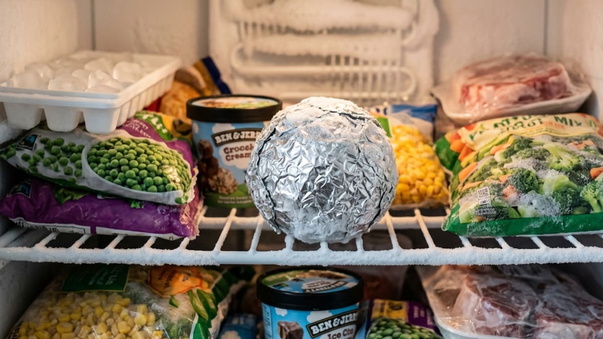 Por qué recomiendan poner una bola de papel aluminio en el freezer y para qué sirve