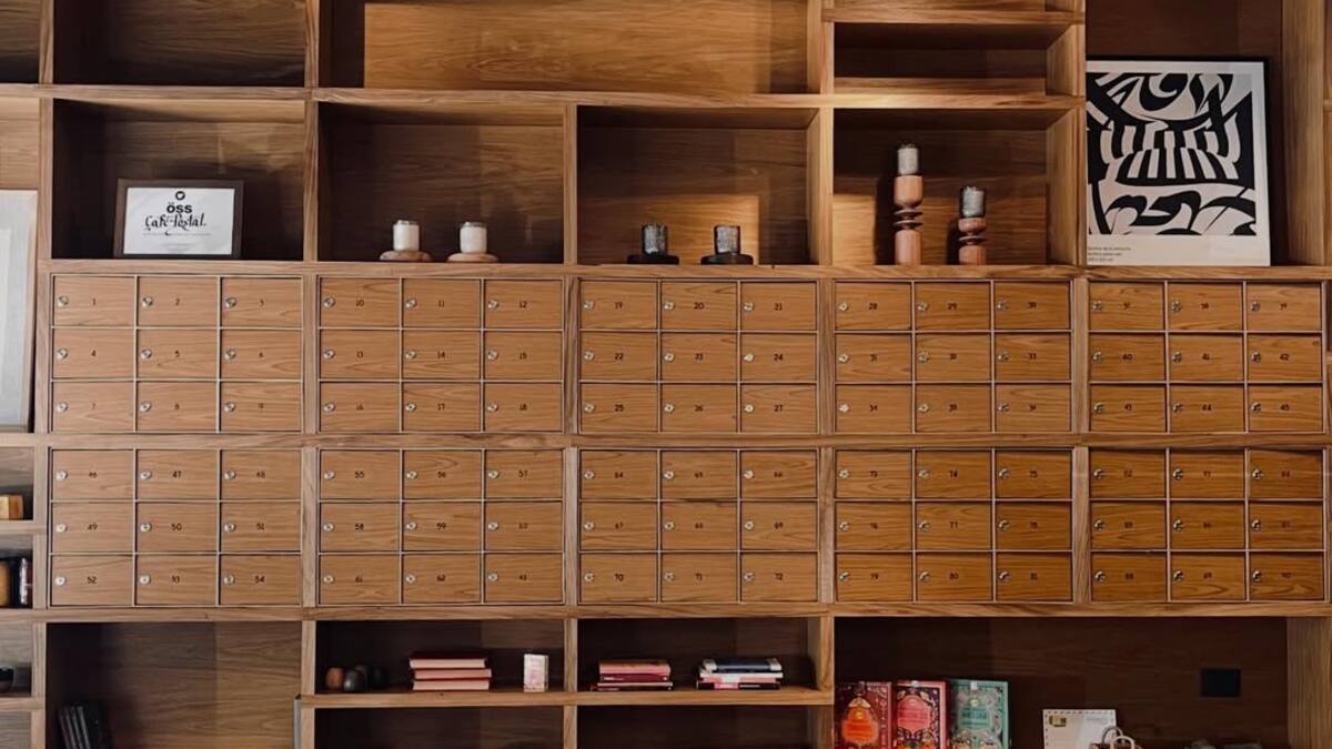 El café de Buenos Aires donde no se usa WhatsApp: un viaje al pasado con postales enviadas por correo