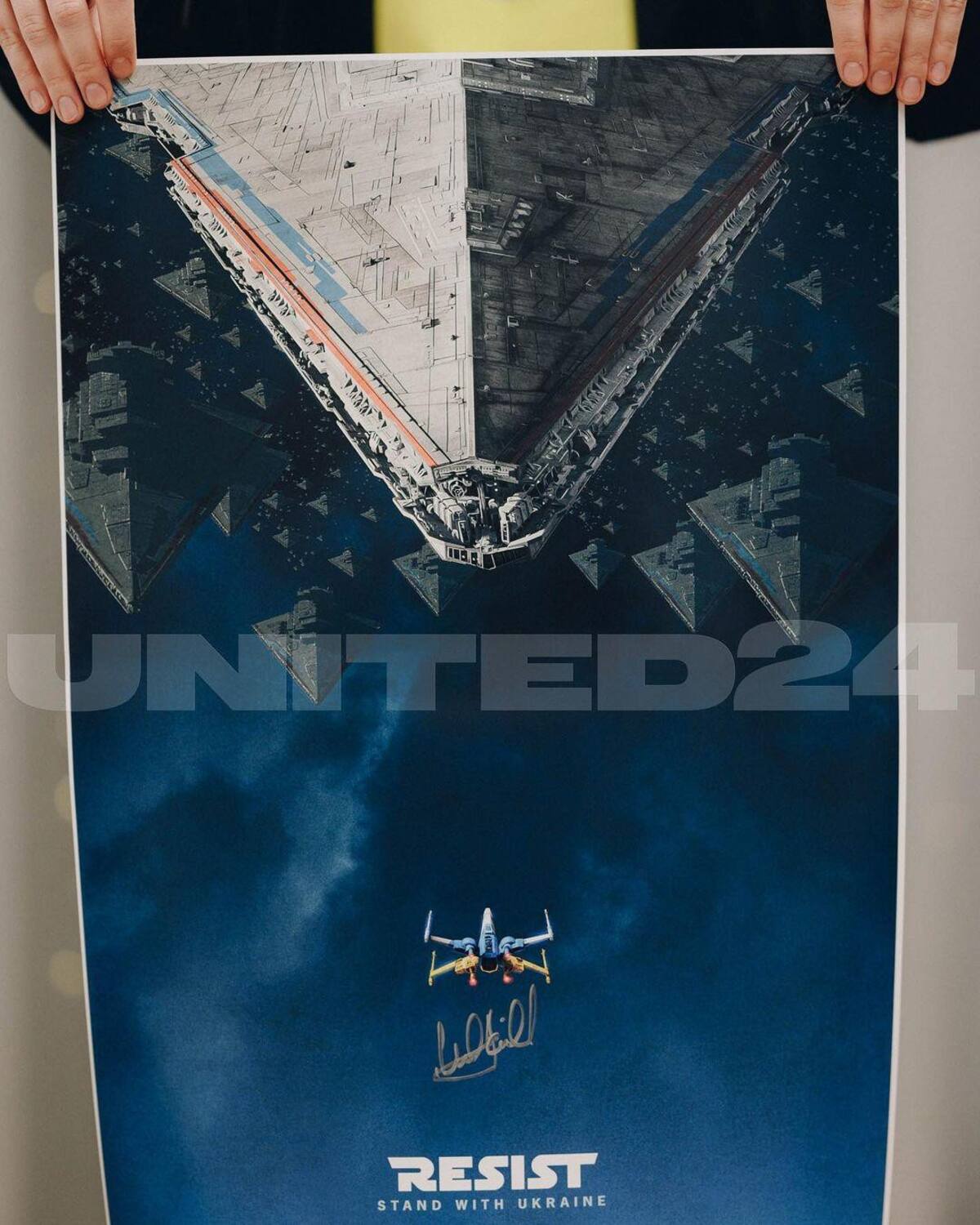 Póster por Ucrania firmado por Mark Hamill. Foto: Instagram @markhamill.