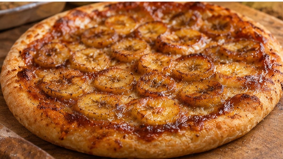 Postre con bananas maduras y masa de pizza.