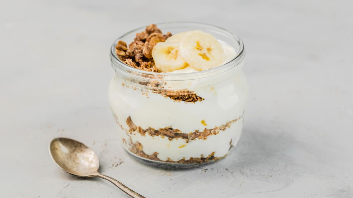 Antojo dulce con 2 ingredientes: cómo hacer un postre rápido con yogur y bananas