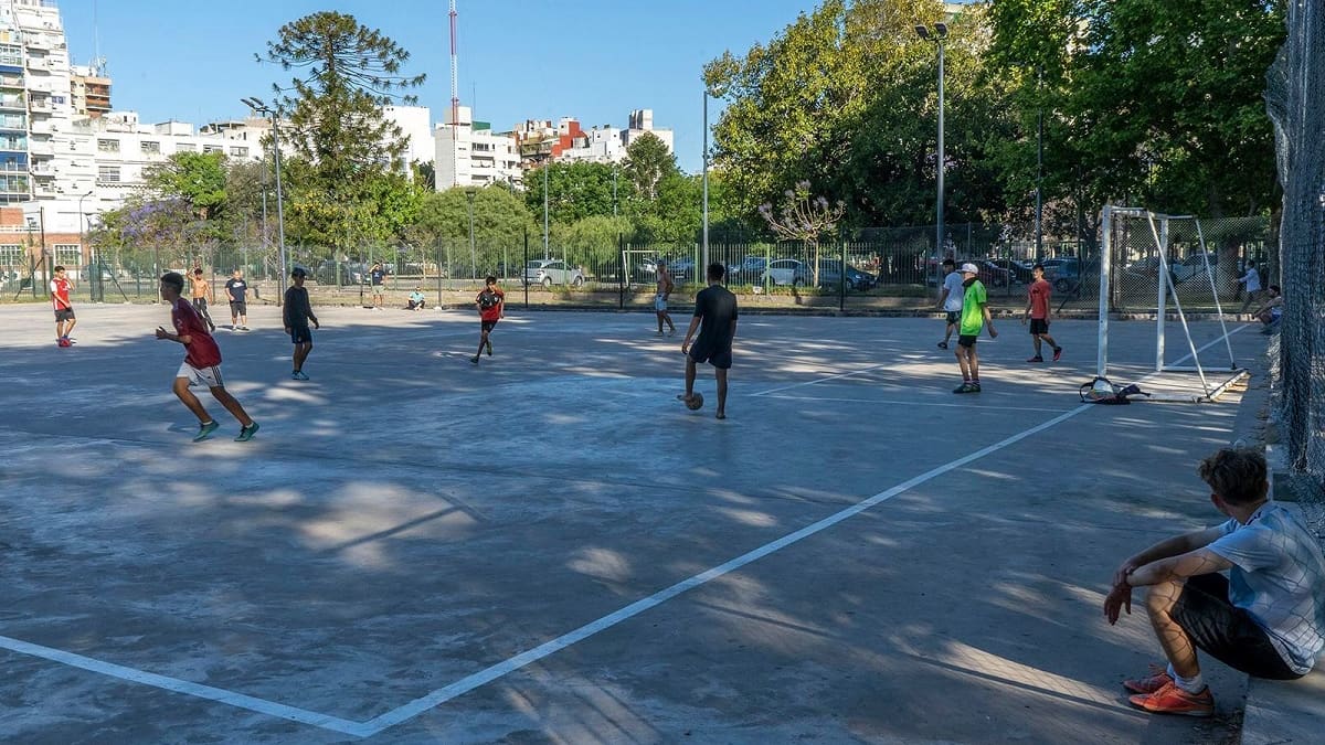 El barrio más futbolero de CABA no es La Boca ni Núñez: tiene 57 canchas y una historia que explica por qué lidera el ranking