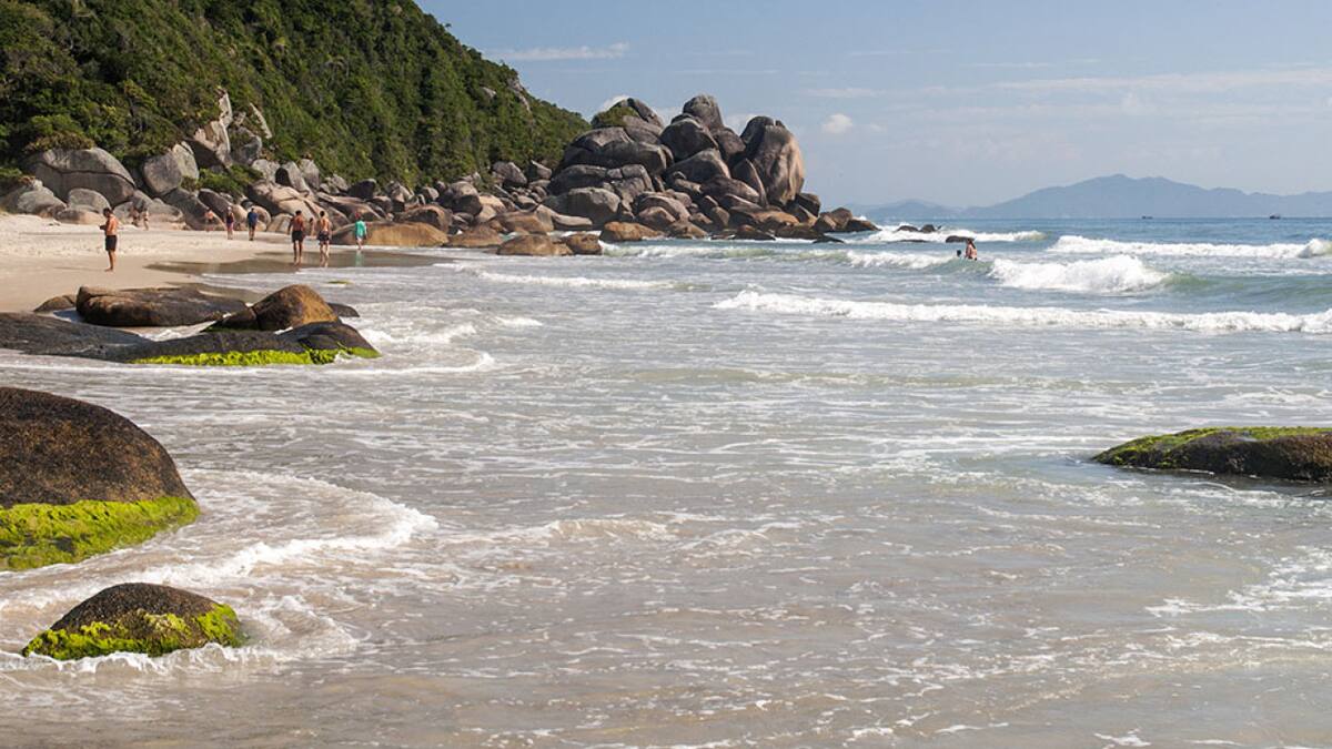Praia das Palmas, en Governador Celso Ramos, Brasil. Foto: lugardeviajes.com.