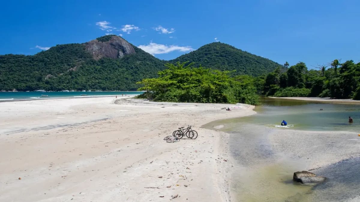 Un espectáculo único: la playa de Sudamérica donde desembocan dos ríos y se esconde una antigua prisión histórica