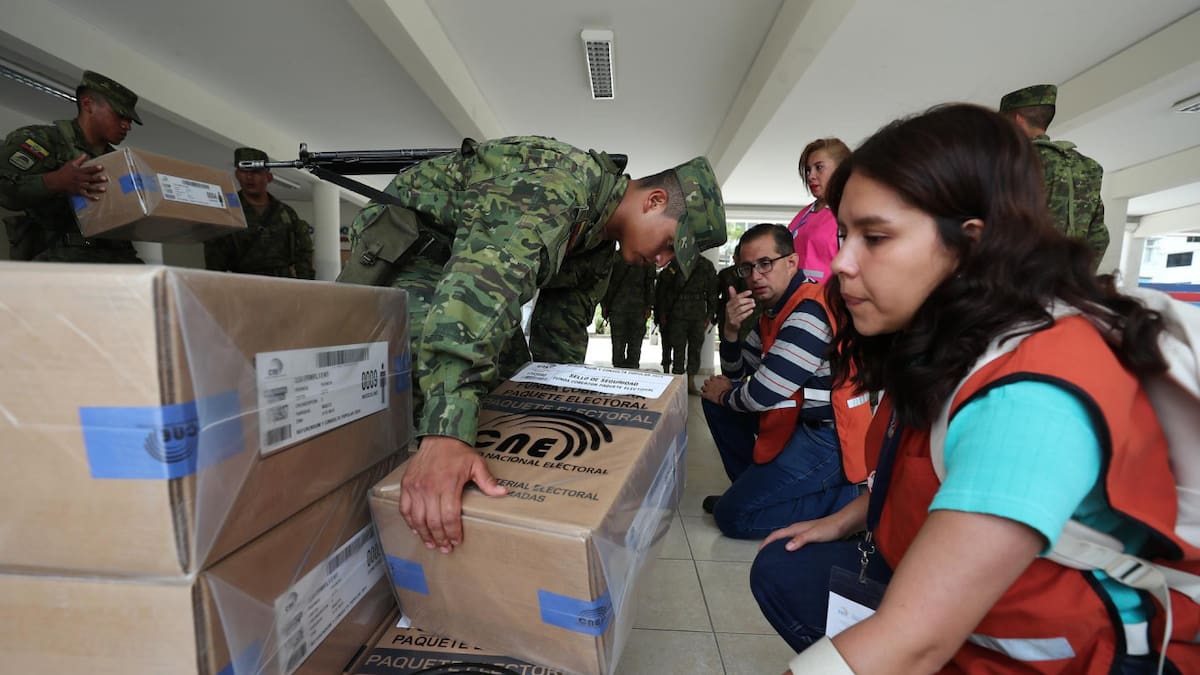 Preparativos para las votaciones del referéndum en Ecuador. Foto: EFE.