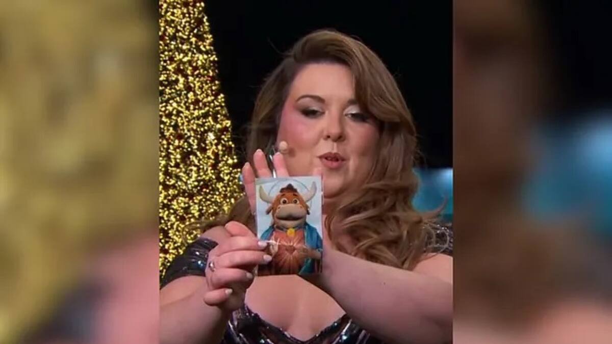 Presentadora de la TVE mostró una estampita del Sagrado Corazón con la cabeza de una vaca. Foto: Captura de T.V