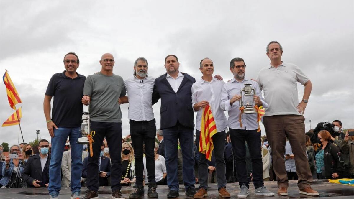 Presos independentistas catalanes indultados abandonan las cárceles, EFE.