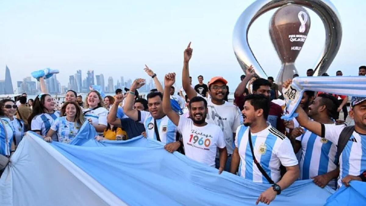 Primer banderazo de hinchas argentinos en Qatar. Foto: NA.