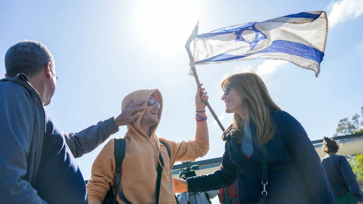 Primer contingente de argentinos que decidieron salir de Israel, luego del ataque del grupo terrorista Hamás, arribó esta mañana al aeropuerto de Ezeiza. NA