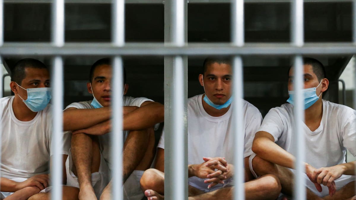 Prisioneros de El Salvador. Foto: Reuters/Jose Cabezas