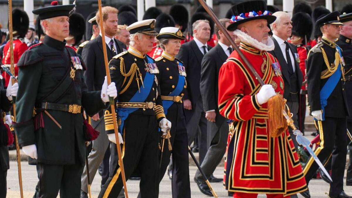 Procesión funeraria de Isabel II. Foto: Reuters.