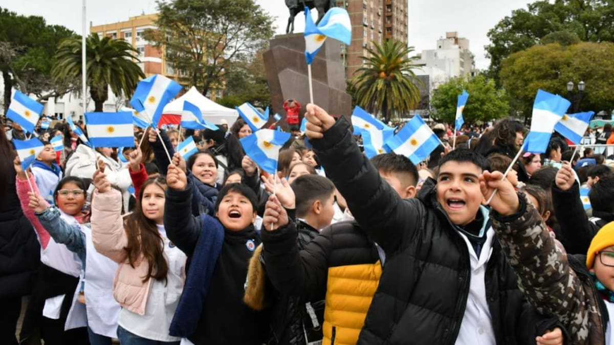 Miles de estudiantes de Morón prometieron fidelidad a la Bandera