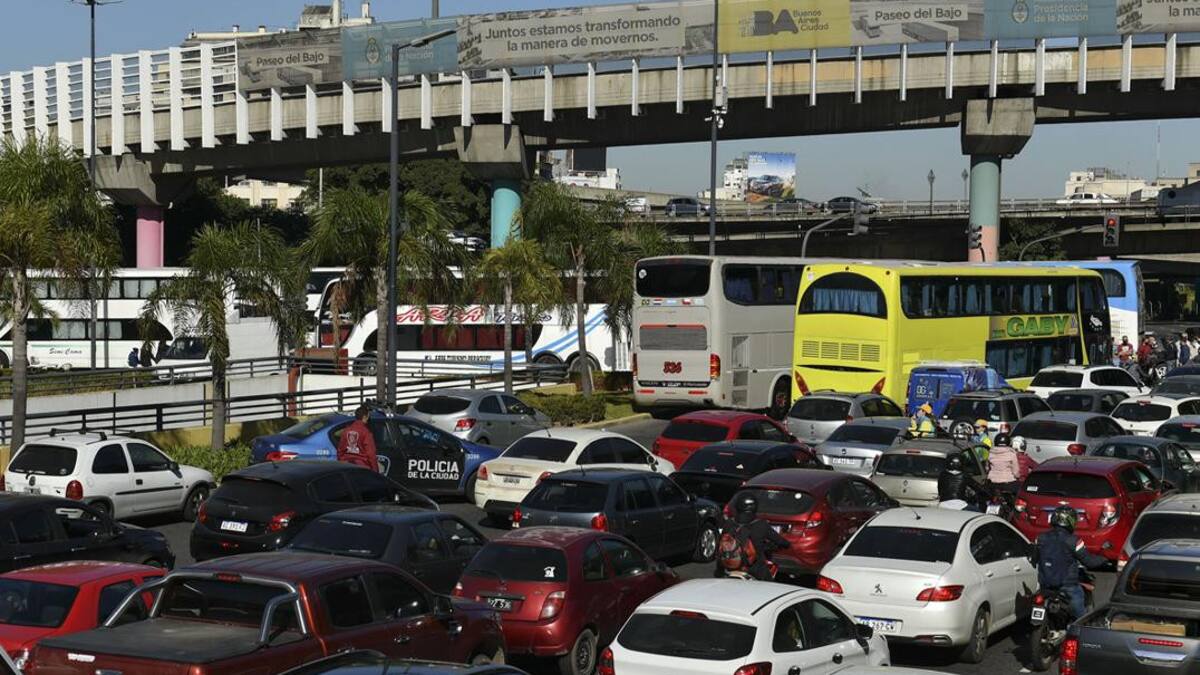 Protesta de choferes de micro en Centro de Buenos Aires, NA