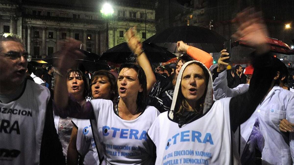 Protesta de docentes frente al Congreso
