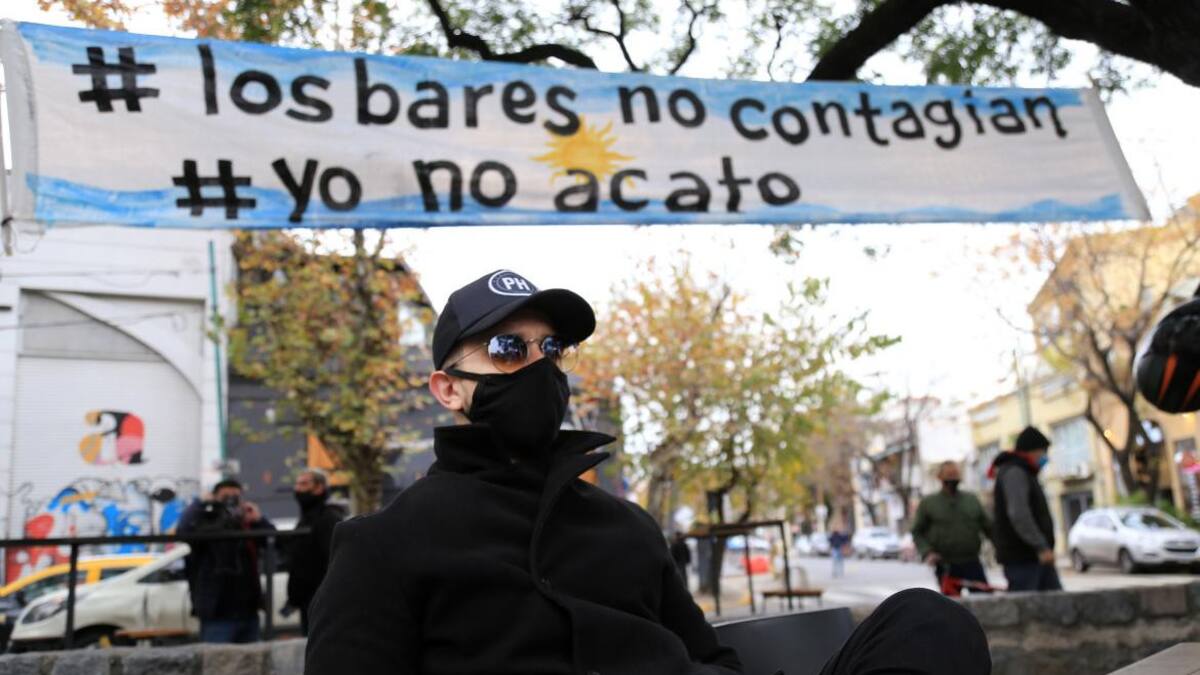 Banderas y mesas en Plaza Serrano: la protesta de gastronómicos por las restricciones sanitarias