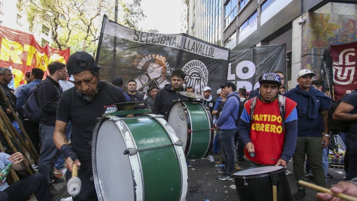 Protesta de trabajadores y gremio de neumáticos, Partido Obrero, piquete, NA