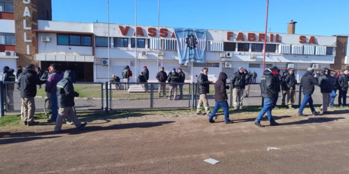 Protesta frente a la planta Vassalli en Firmat