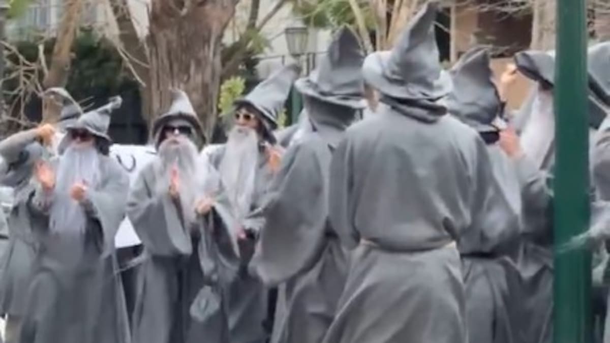 Vestidos de Gandalf y al ritmo de El Señor de los Anillos, un grupo de personas protestó contra Peter Thiel frente a su residencia en Palermo