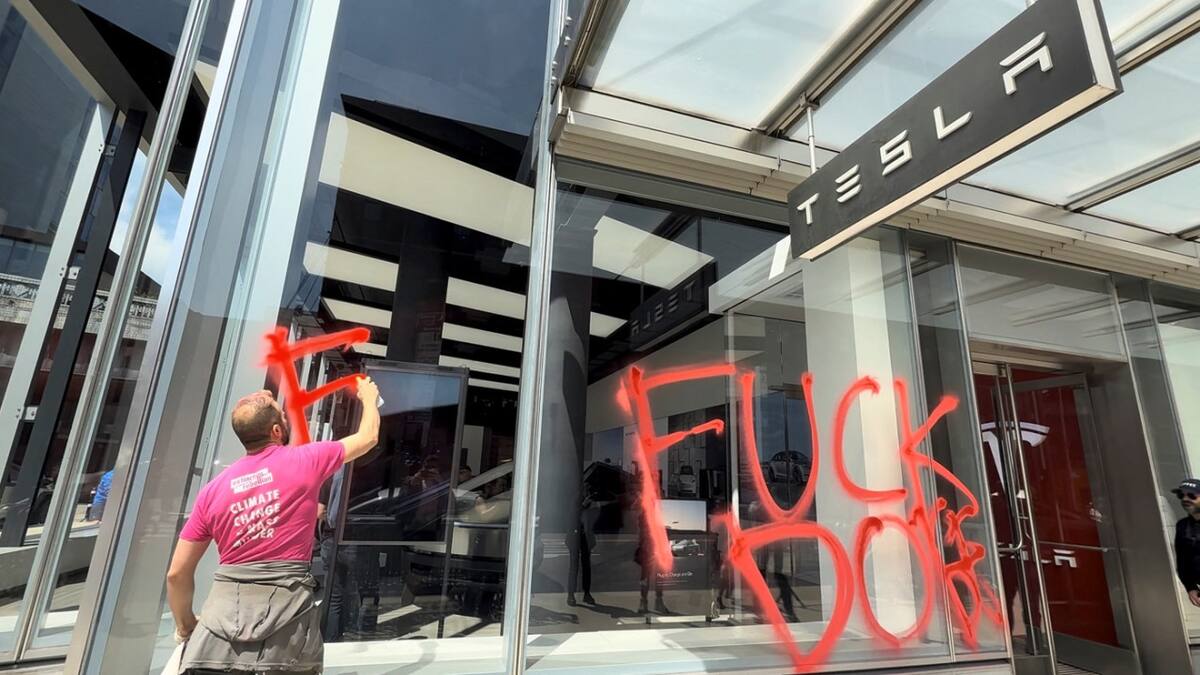 Protestas contra locales de Tesla en Estados Unidos. Foto: Reuters.