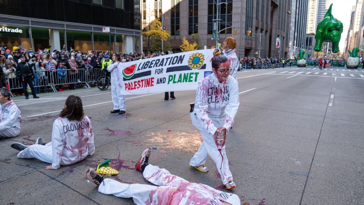 Protestas en el desfile del Día de Acción de Gracias. Foto: EFE
