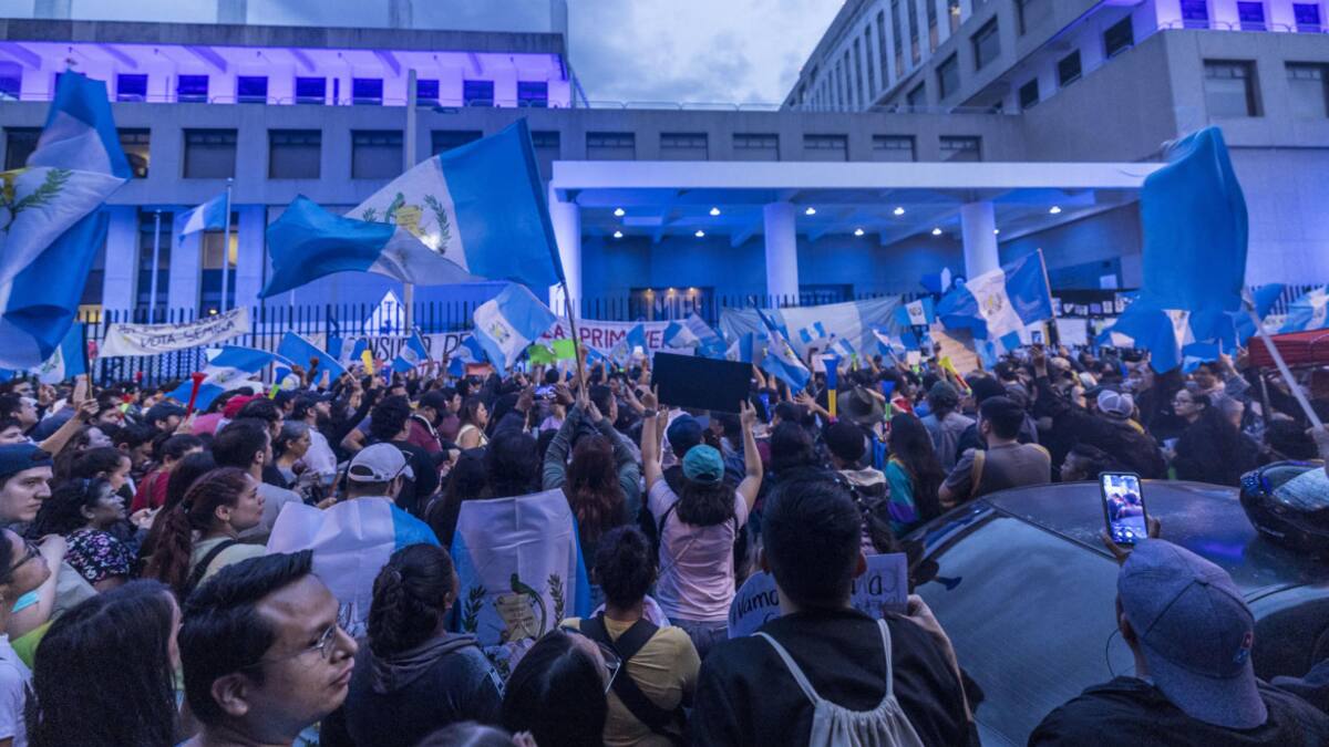 Guatemala: allanan el Tribunal Electoral a un mes del balotaje y ordenan detener a su jefa interina