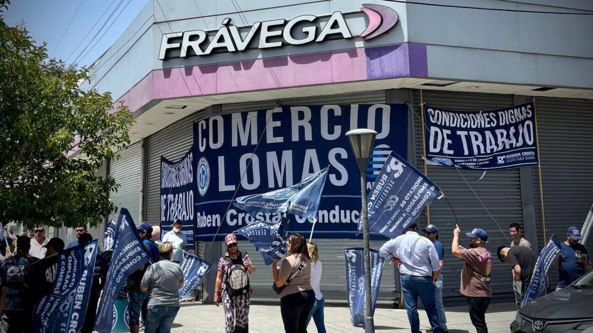 Protestas tras el cierre del Frávega de Temperley.