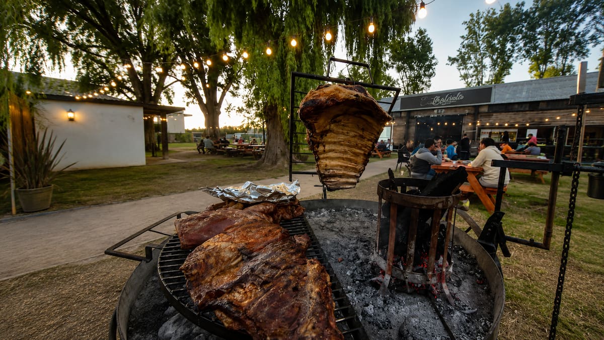 Asado gratis, historia y fiesta popular: el pueblo bonaerense que celebra 157 años con un fin de semana a pura tradición