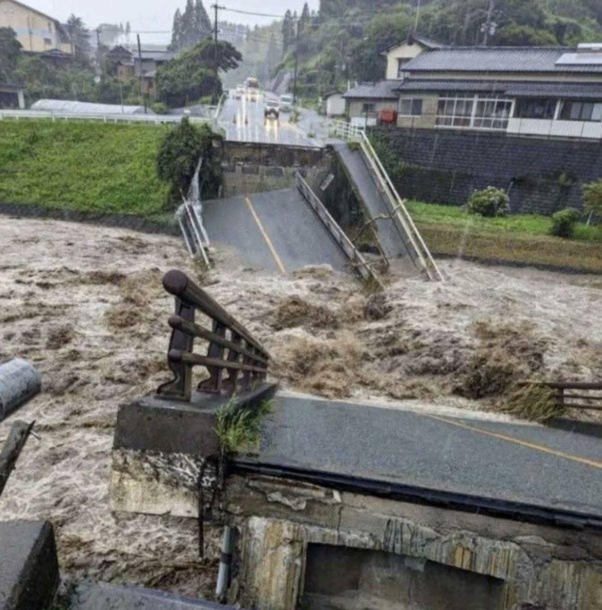 Puente destruido a causa de las lluvias. Foto Twitter/ @CDSINAPRED