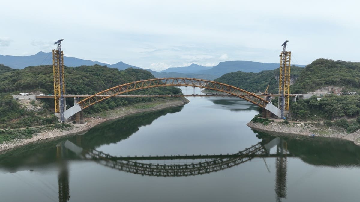 La megaobra en Chiapas incorpora un arco de acero de 2.666 toneladas y beneficiará a más de 300.000 habitantes de 21 comunidades. La obra iniciada en 2023, alcanzó el 96,12% de avance y tiene prevista su finalización para fines de 2026.