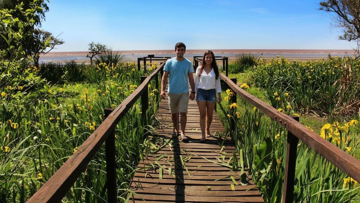 El pueblito bonaerense ideal para jubilados: lejos del ruido urbano, con paisajes naturales y un ambiente que invita a relajarse