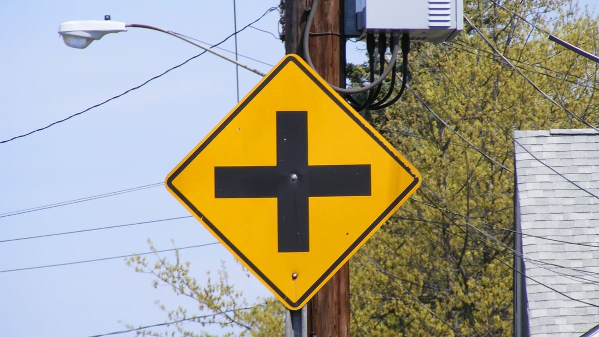 Qué significa la señal amarilla con una cruz negra y por qué es clave para la seguridad vial